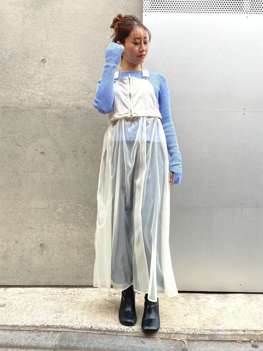 ホワイト系のワンピース、ブルー系のニット/セーター、ブルー系のカーゴパンツを着用したレディースの冬コーディネートの3枚目の写真