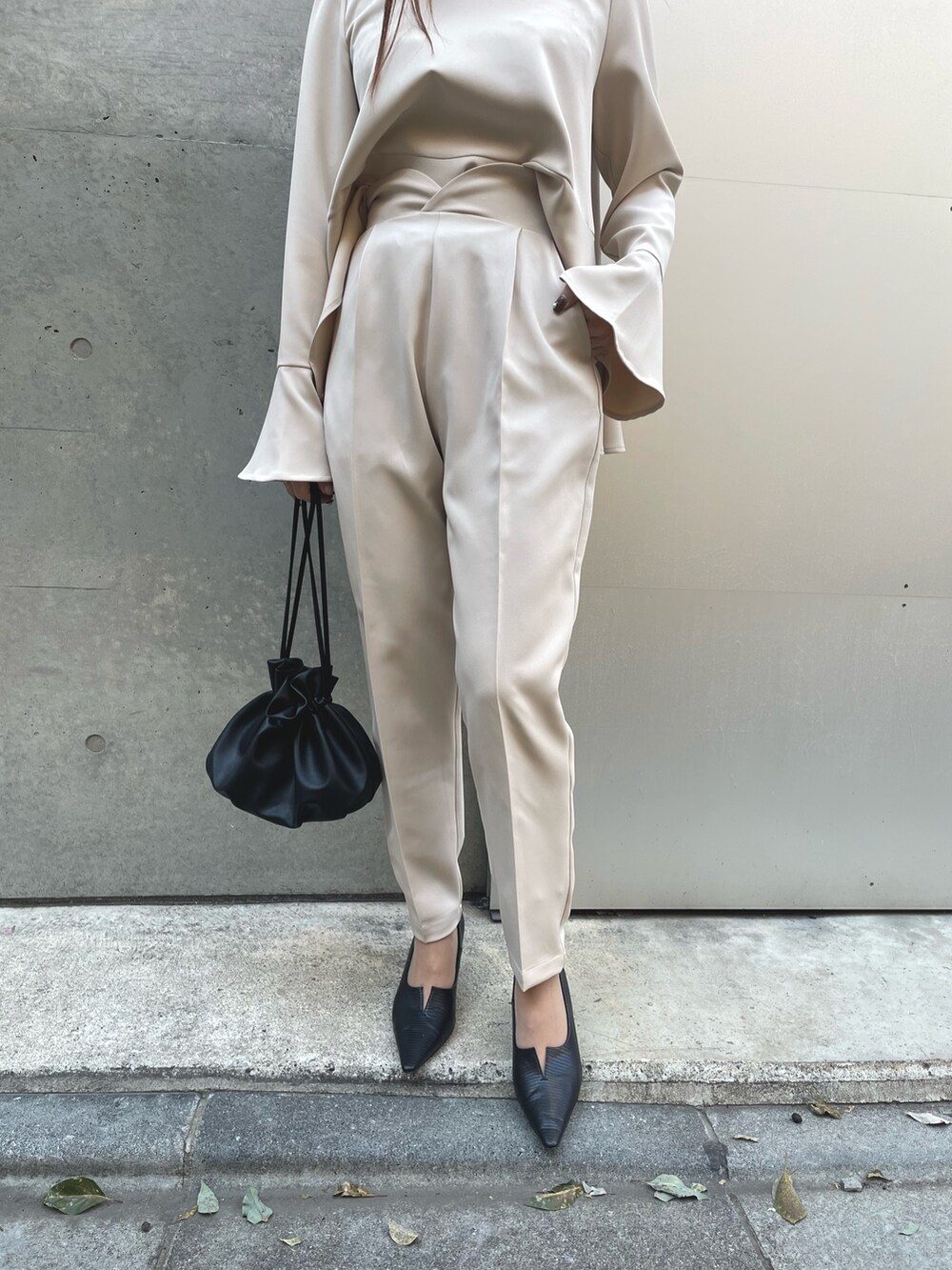 ベージュ系のシャツ/ブラウス、ブラック系のショルダーバッグ、ベージュ系のその他パンツを着用したレディースの春コーディネートの4枚目の写真