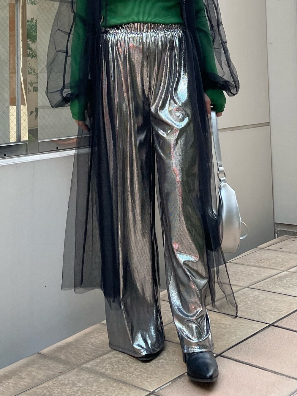 シルバー系のその他パンツ、シルバー系のショルダーバッグ、ブラック系のワンピースを着用したレディースの冬コーディネートの6枚目の写真