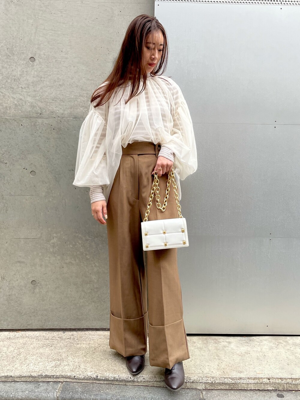 ブラウン系のその他パンツ、ベージュ系のTシャツ/カットソー、ベージュ系のニット/セーターを着用したレディースの冬コーディネートの3枚目の写真