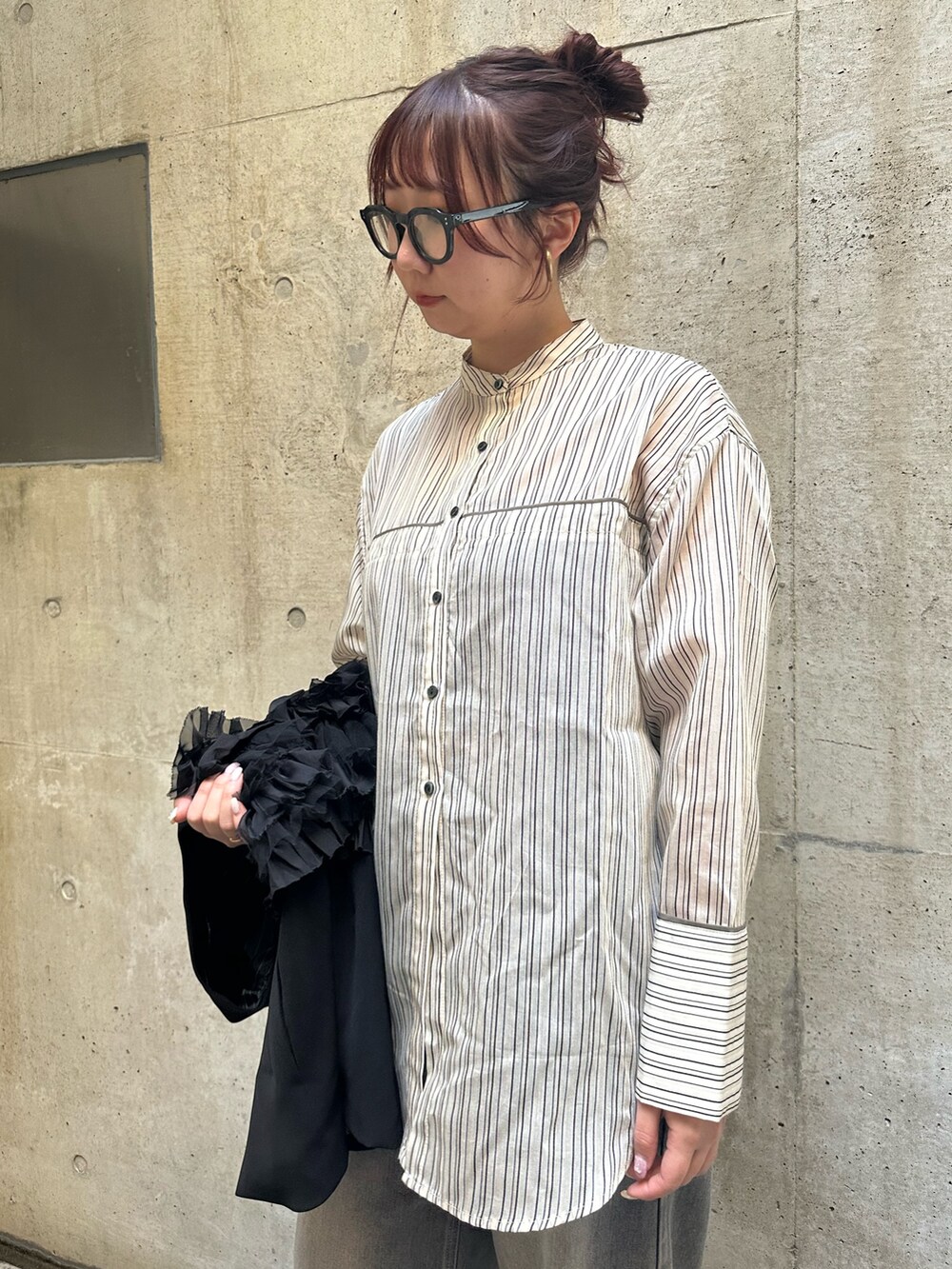 ホワイト系のシャツ/ブラウス、ブラック系のベストを着用したレディースの春コーディネートの4枚目の写真