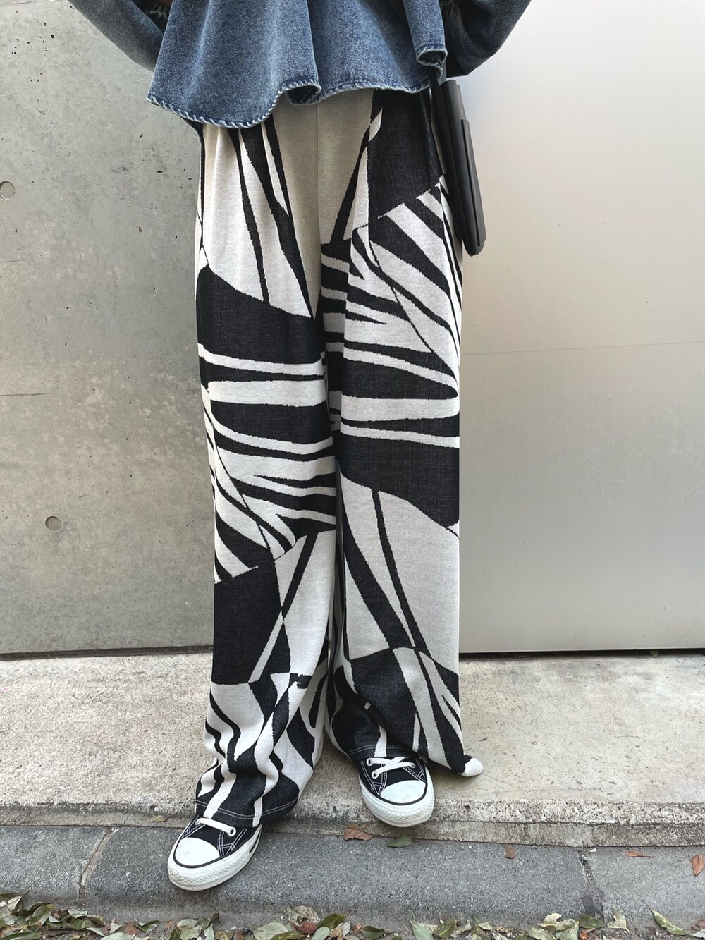 ブルー系のシャツ/ブラウス、ブラック系のその他パンツを着用したレディースの春コーディネートの5枚目の写真