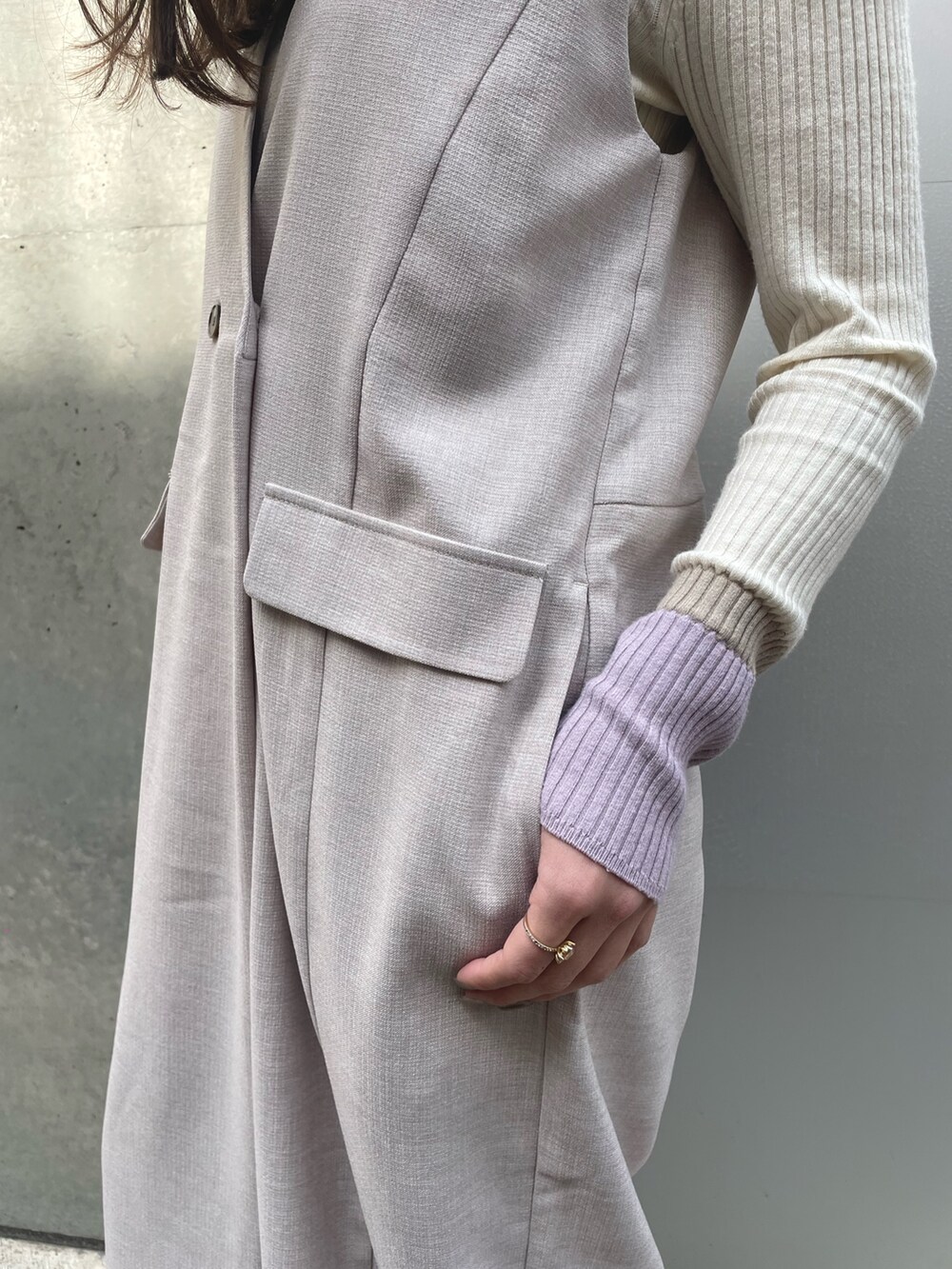 ブラック系のパンプス、ホワイト系のニット/セーター、ベージュ系のワンピースを着用したレディースの春コーディネートの4枚目の写真