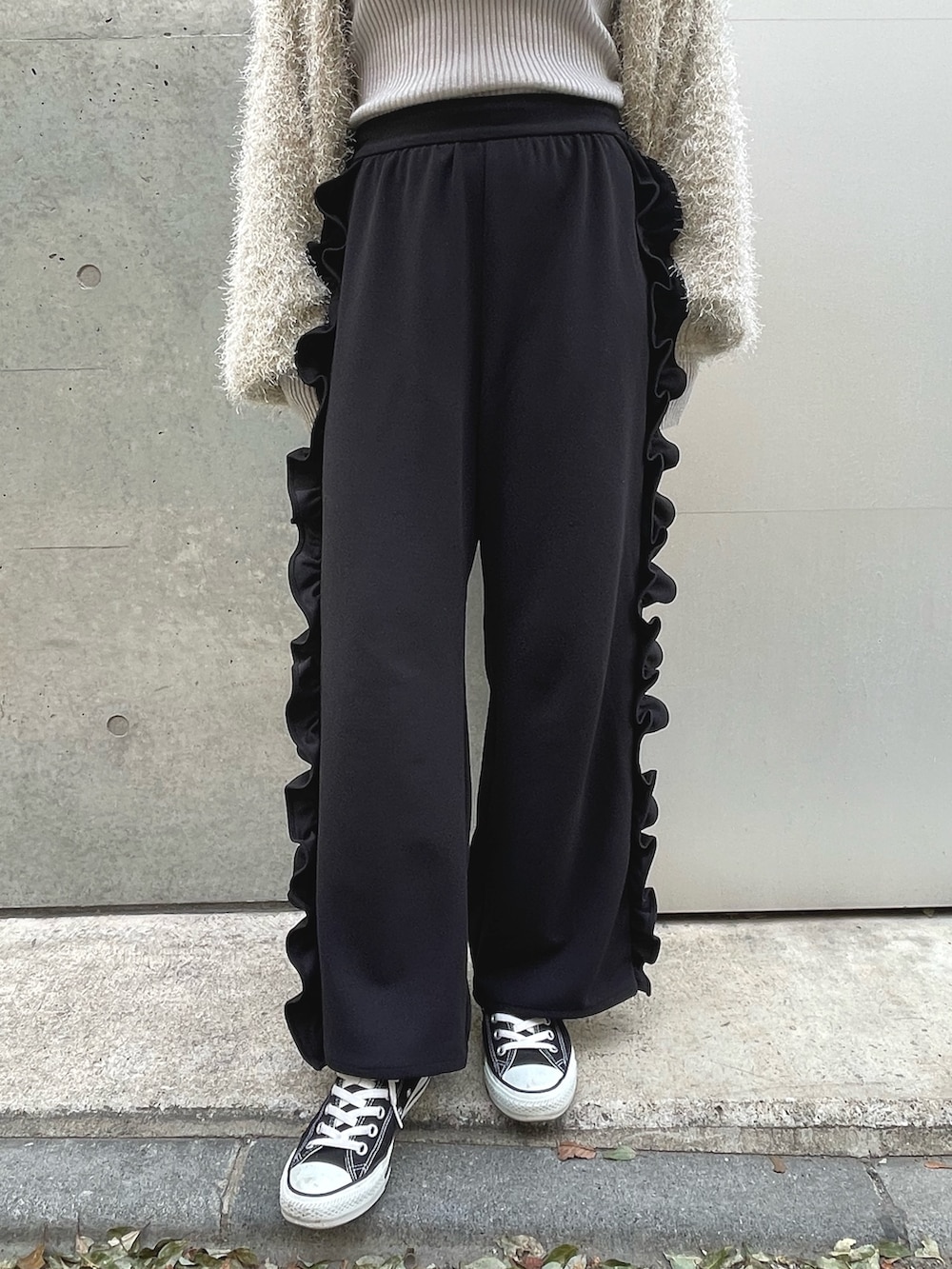 ブラック系のスニーカー、ブラック系のその他パンツを着用したレディースの春コーディネートの3枚目の写真