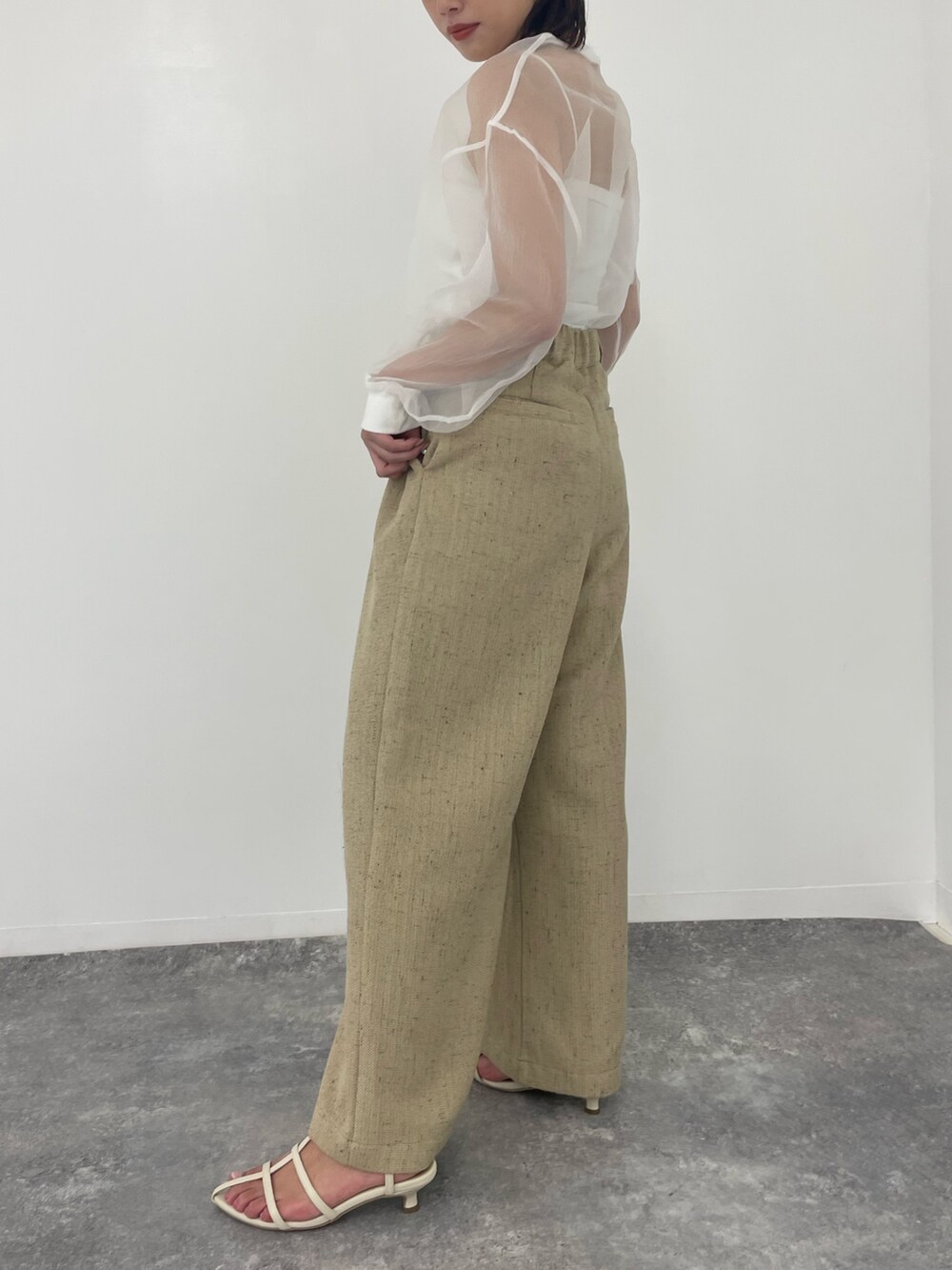 ベージュ系のその他パンツを着用したレディースの秋コーディネートの4枚目の写真