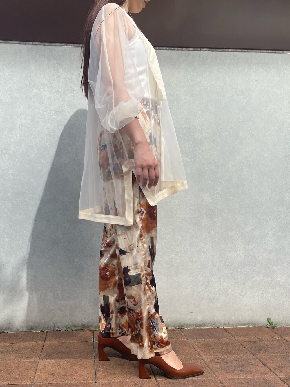 ホワイト系のシャツ/ブラウス、ベージュ系のその他パンツを着用したレディースの秋コーディネートの4枚目の写真