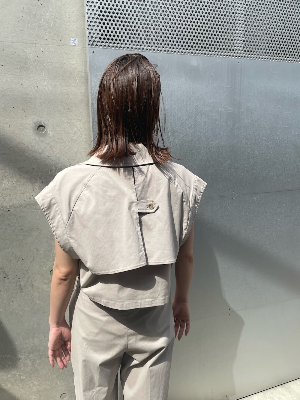 ブルー系のその他パンツ、ベージュ系のベスト、ホワイト系のTシャツ/カットソーを着用したレディースの春コーディネートの3枚目の写真