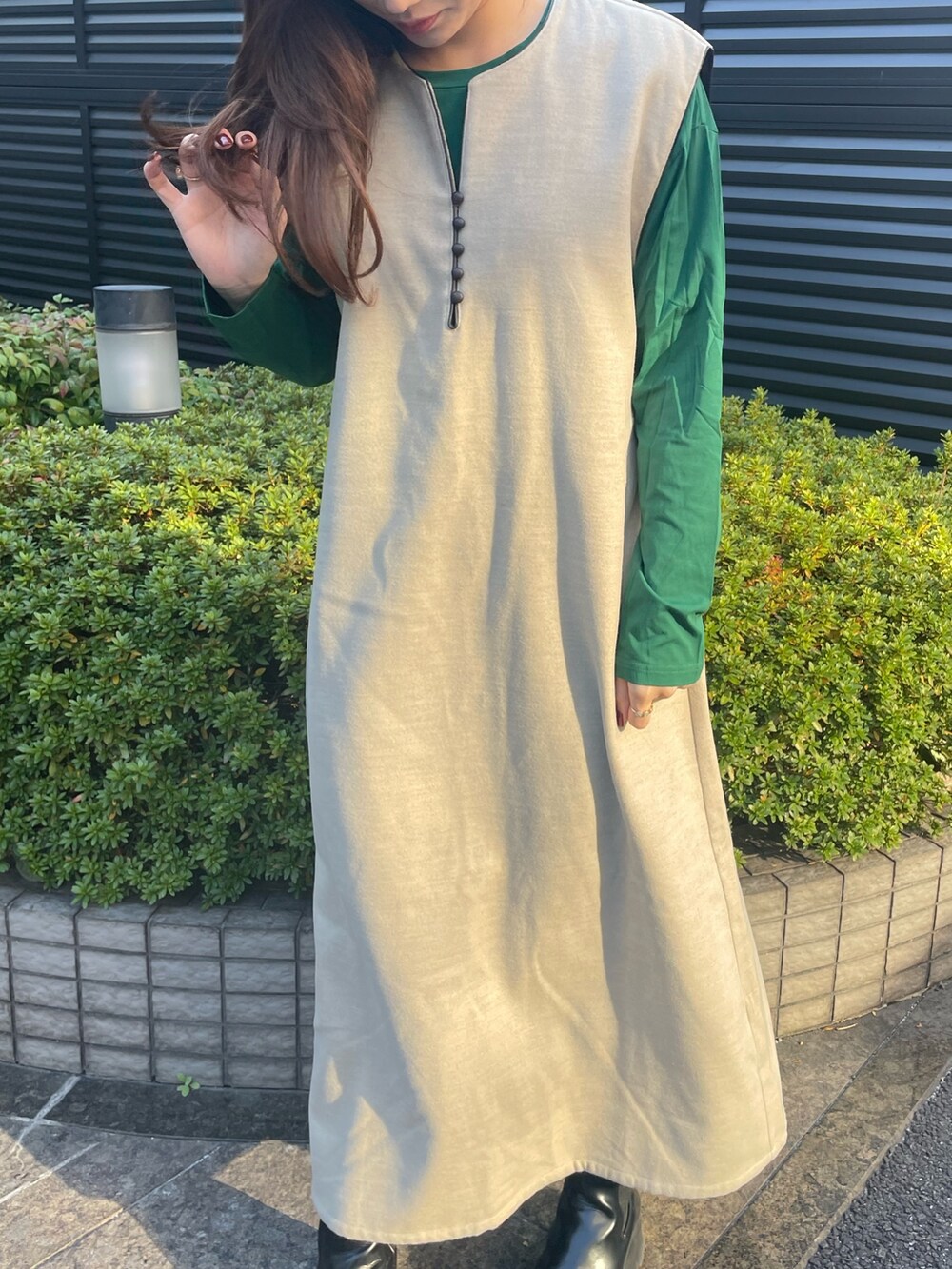 グリーン系のTシャツ/カットソー、ベージュ系のワンピースを着用したレディースの冬コーディネートの5枚目の写真