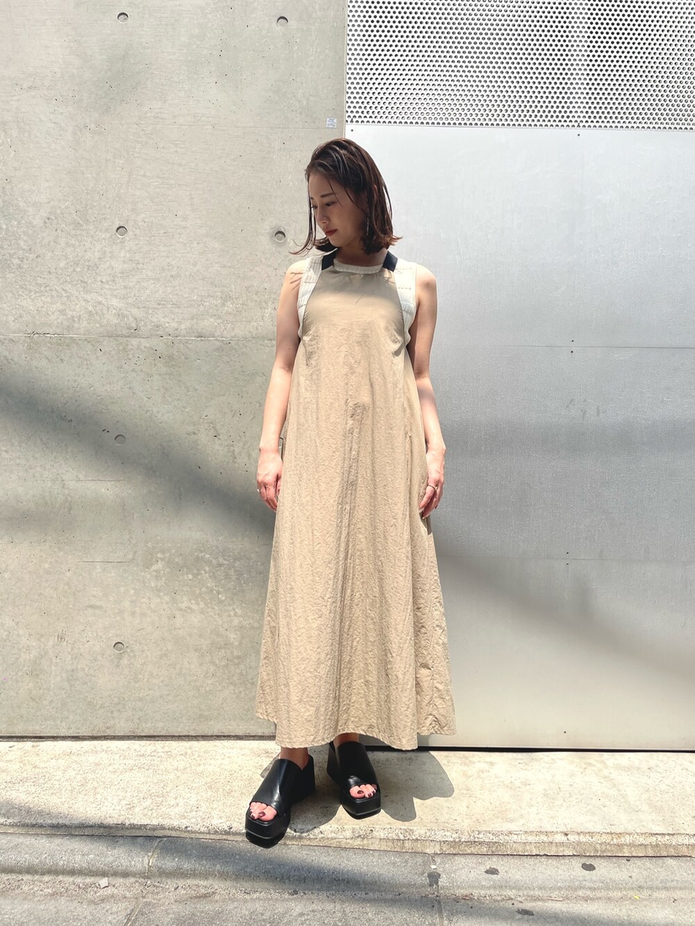 「Settimissimo、ワンピース、ワンピーススタイル、大人かわいい、大人カジュアル、大人きれいめ、モード、カジュアルコーデ、ブラウンコーデ、トップス白、淡色コーデ、お洒落さんとつながりたい、モードストリート、シンプルコーデ、オトナカジュアル」｜「Settimissimoのプラットフォームスクエアーサンダル（サンダル、ブラック系）」を使った、Settimissimoさん（レディース・160cm）の春コーディネートの2枚目の写真