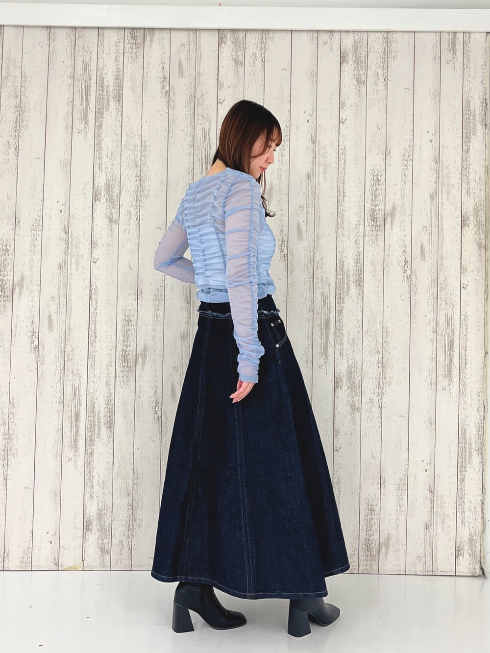 ブルー系のTシャツ/カットソー、ブルー系のスカートを着用したレディースの春コーディネートの2枚目の写真