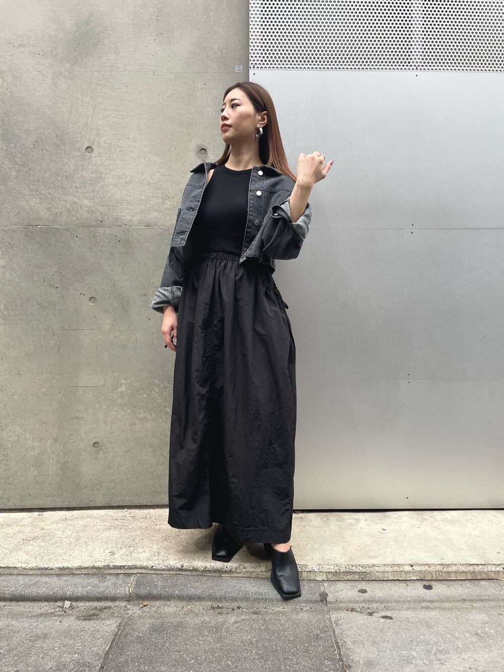 「Settimissimo、モード、モードストリート、大人きれいめ、大人カジュアル、大人かわいい、カジュアルコーデ、ワンピース、ワンピーススタイル、黒ワンピ、セットアップ、モノトーン、キレイめカジュアル、Gジャン、おでかけコーデ」｜「Settimissimoのカップ付き リブタンクトップ ドッキング ワンピース（ワンピース、ブラック系）」を使った、Settimissimoさん（レディース・160cm）の春コーディネートの2枚目の写真