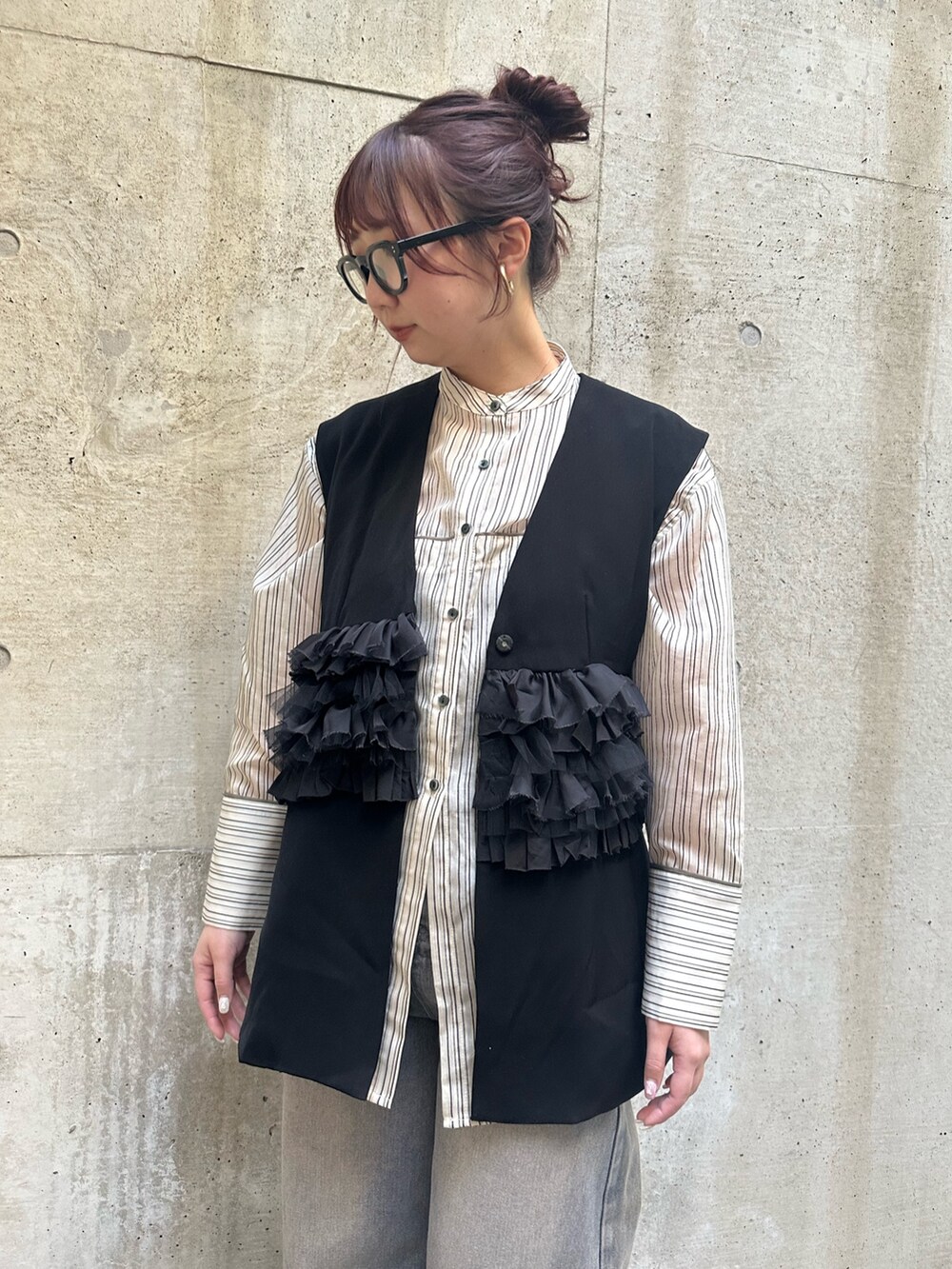 ホワイト系のシャツ/ブラウス、ブラック系のベストを着用したレディースの春コーディネートの2枚目の写真