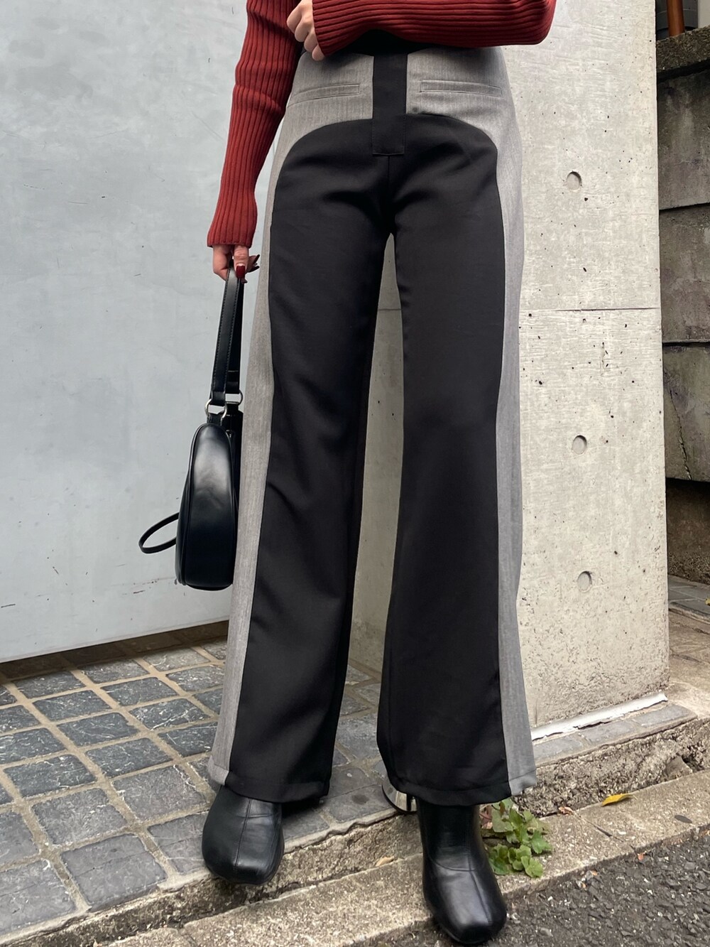 ブラック系のその他パンツ、ブラック系のショルダーバッグ、レッド系のニット/セーターを着用したレディースの冬コーディネートの9枚目の写真