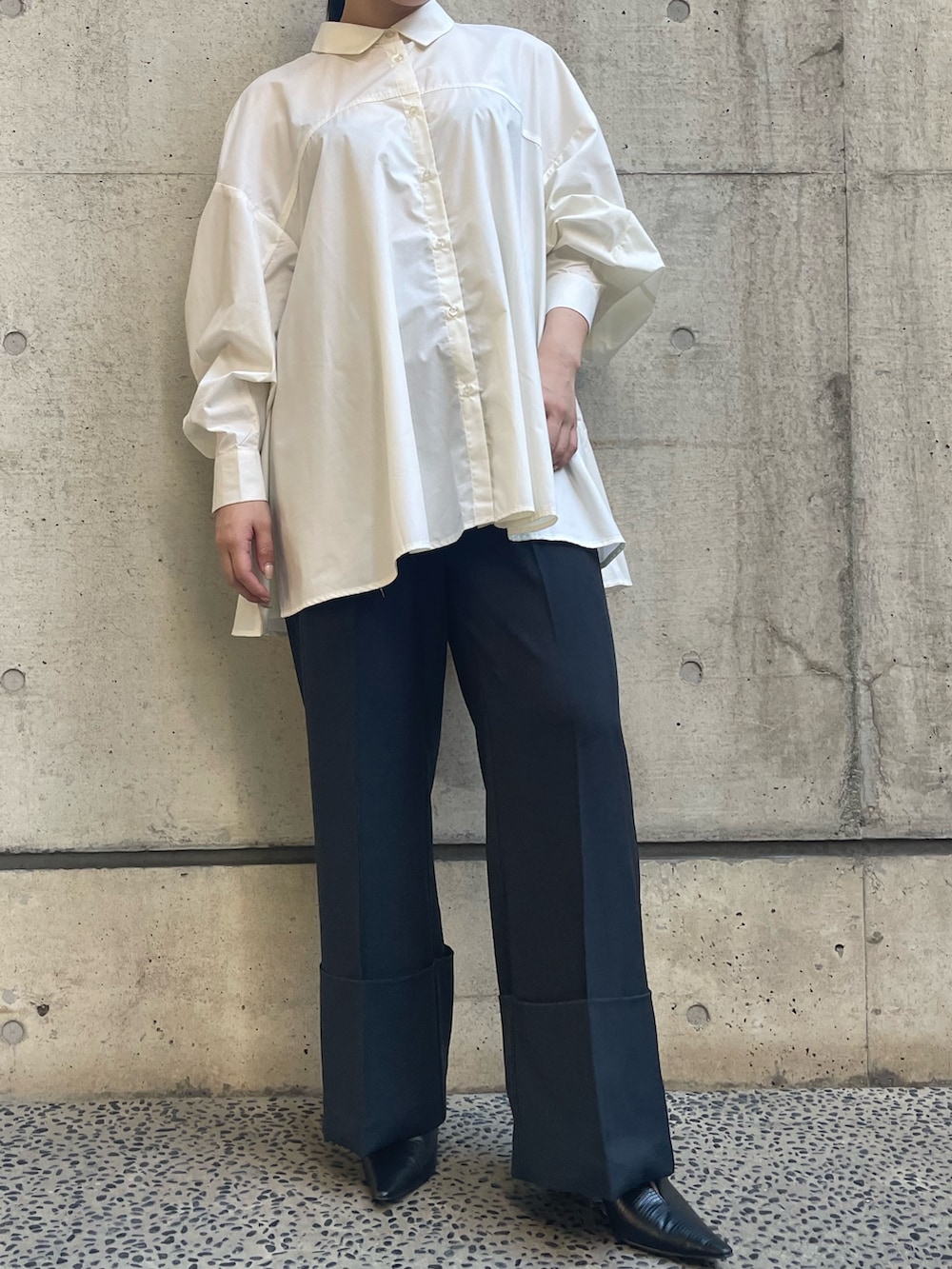 ブラック系のその他パンツを着用したレディースの冬コーディネートの4枚目の写真