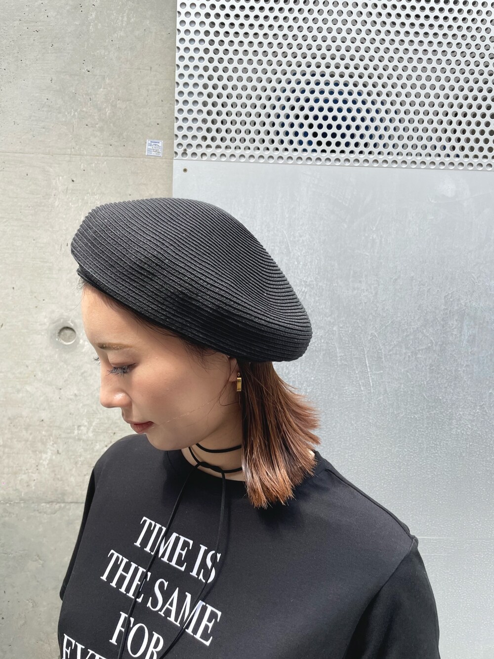 ブラック系のTシャツ/カットソー、ベージュ系のサンダル、ブラック系のハンチング/ベレー帽を着用したレディースの春コーディネートの4枚目の写真