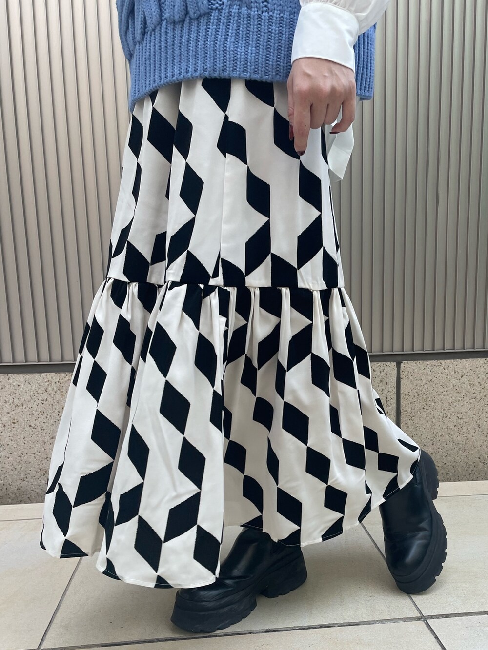 ブラック系のスカート、ブルー系のベスト、ホワイト系のシャツ/ブラウスを着用したレディースの冬コーディネートの9枚目の写真