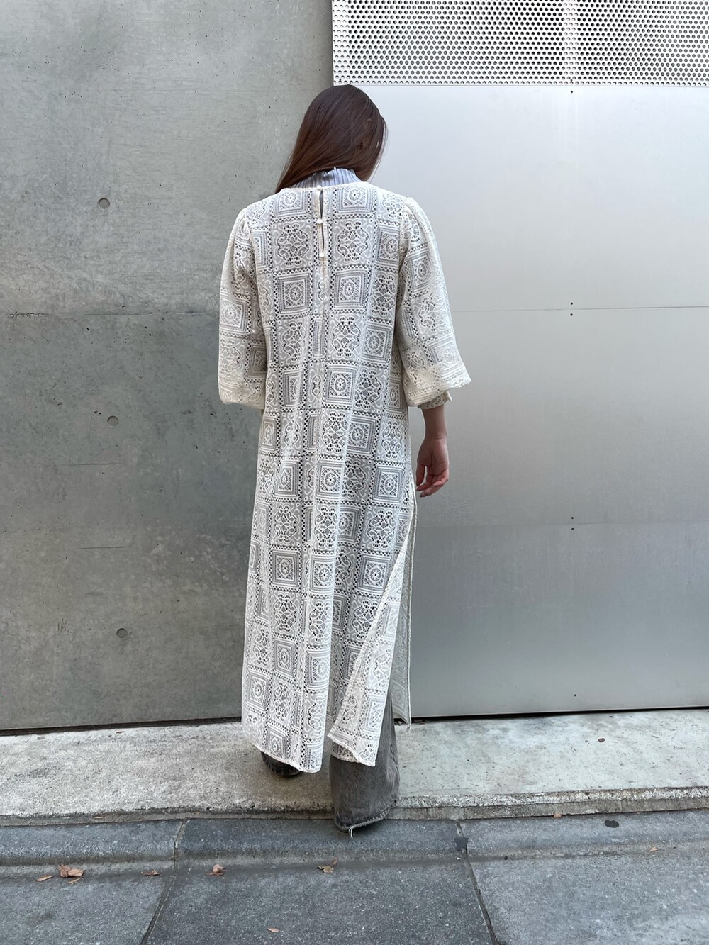 ブラック系のブーツ、ブラック系のブーツ、グリーン系のTシャツ/カットソーを着用したレディースの冬コーディネートの2枚目の写真