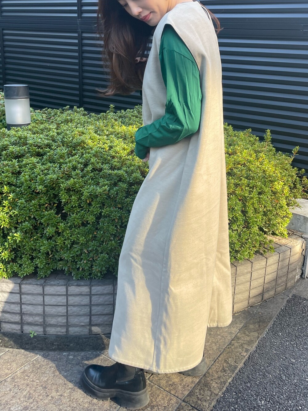 グリーン系のTシャツ/カットソー、ベージュ系のワンピースを着用したレディースの冬コーディネートの4枚目の写真