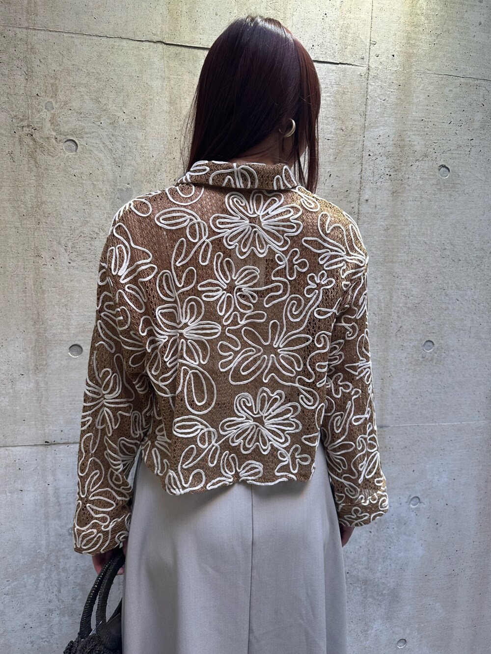 ブラウン系のシャツ/ブラウスを着用したレディースの春コーディネートの5枚目の写真