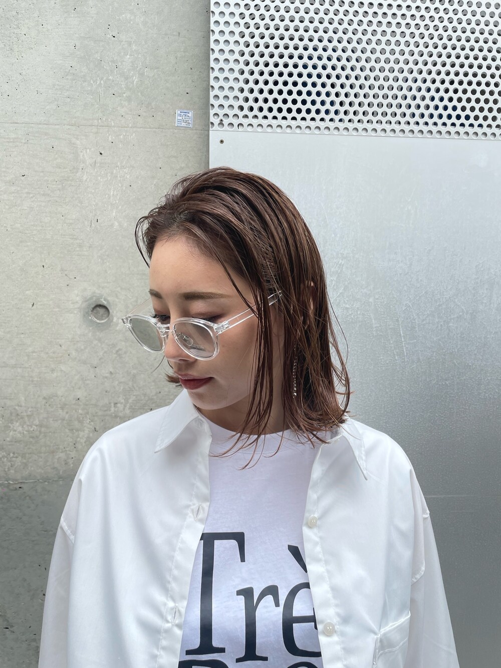 ブラック系のサンダル、ブラウン系のスカート、ホワイト系のTシャツ/カットソーを着用したレディースの春コーディネートの3枚目の写真