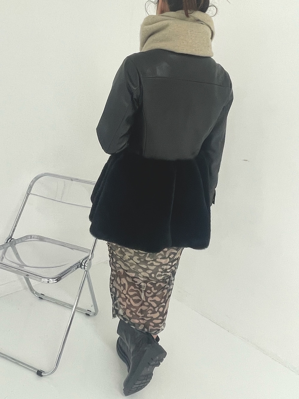 ブラック系のスカート、ベージュ系のストール/ショールを着用したレディースの冬コーディネートの3枚目の写真