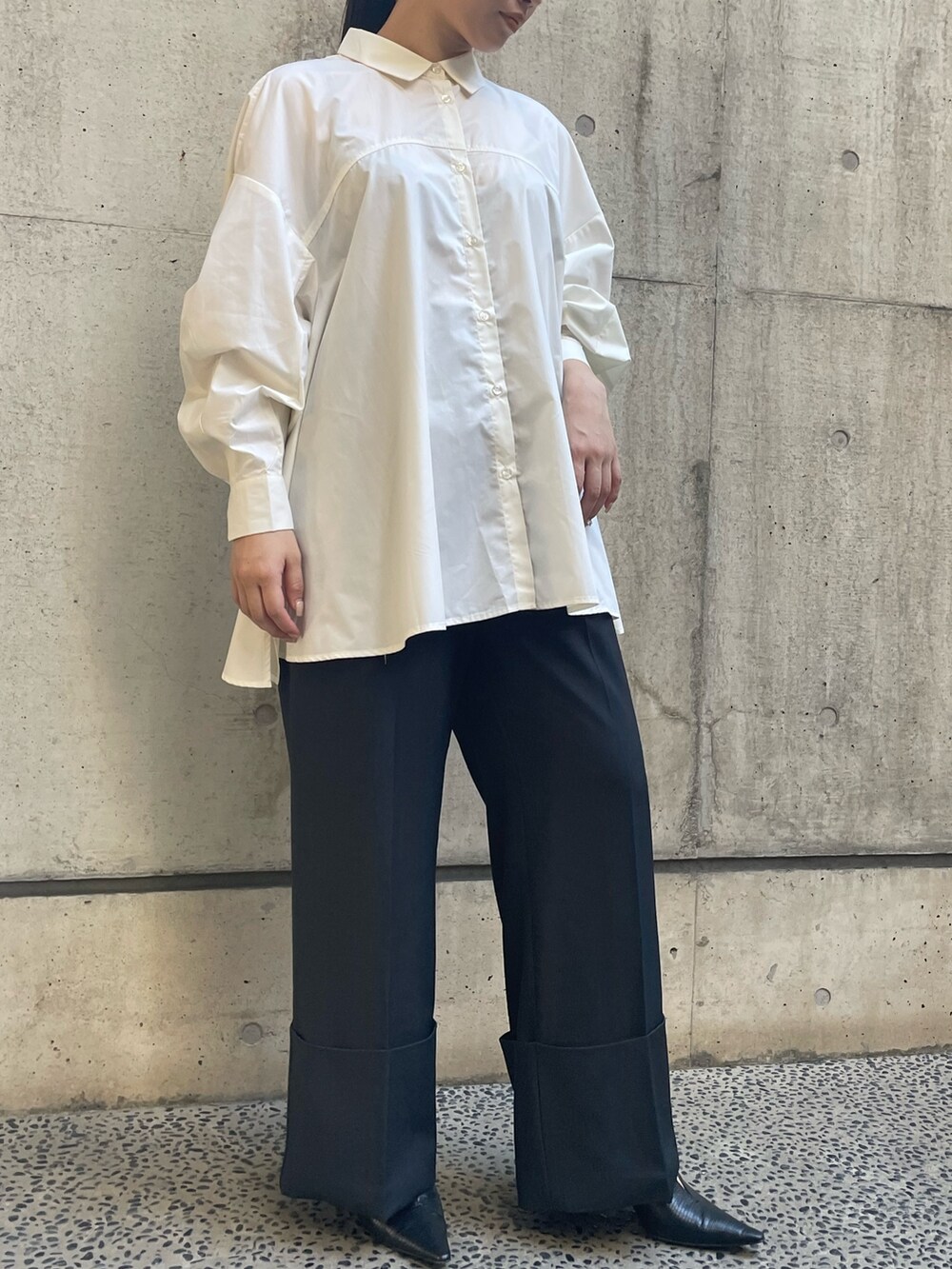 ブラック系のその他パンツを着用したレディースの冬コーディネートの3枚目の写真