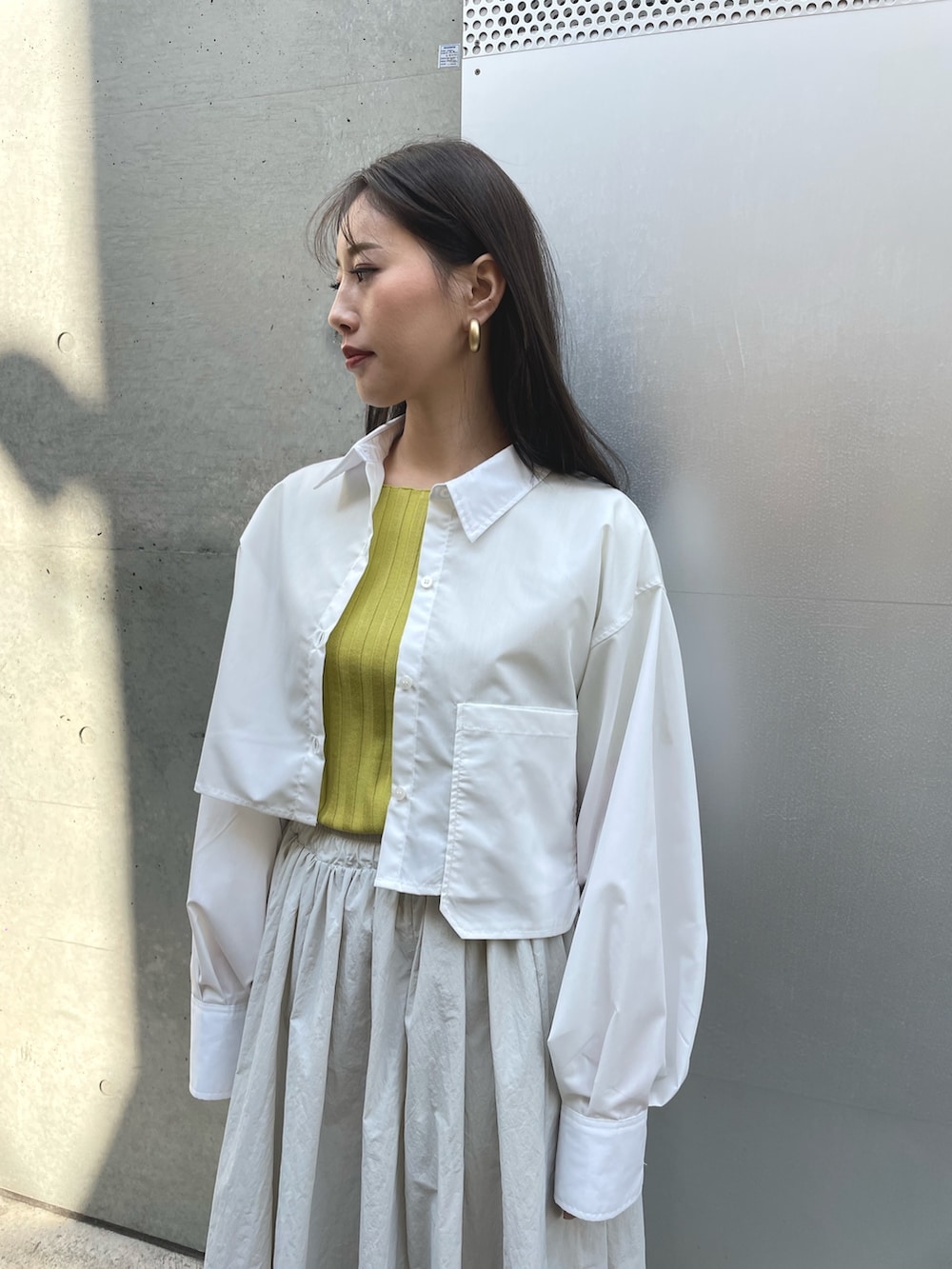 ホワイト系のシャツ/ブラウス、グレー系のスカートを着用したレディースの春コーディネートの3枚目の写真