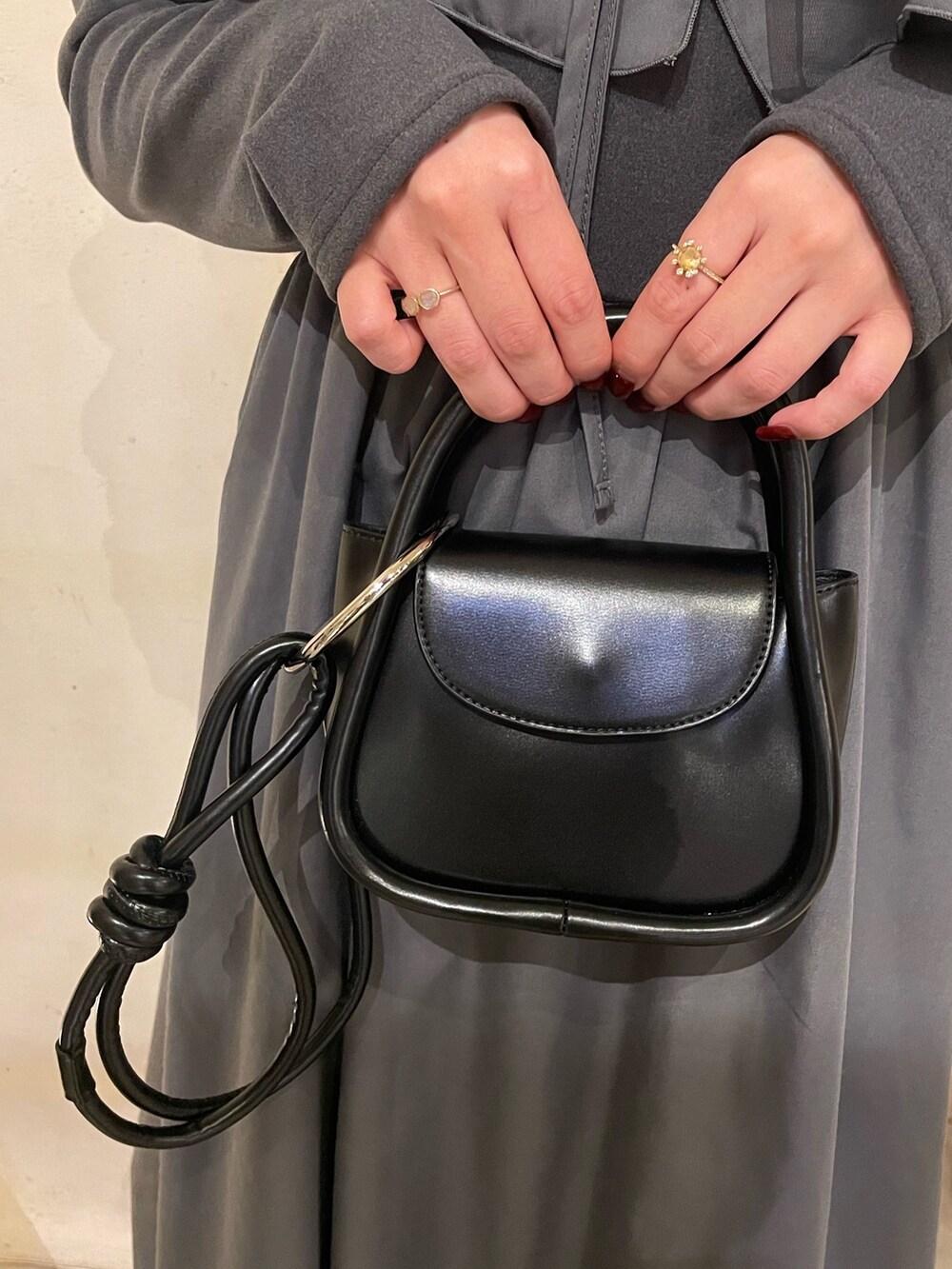 グレー系のワンピースを着用したレディースの秋コーディネートの6枚目の写真