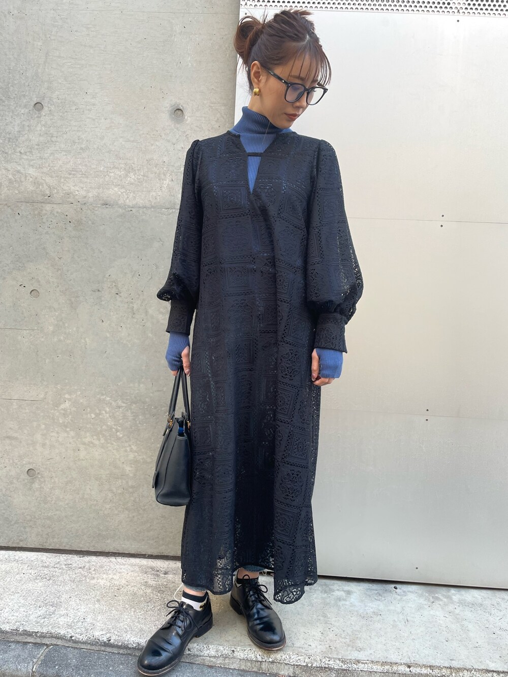 ブラック系のデニムジャケット、ブルー系のニット/セーター、ブラック系のワンピースを着用したレディースの冬コーディネートの5枚目の写真