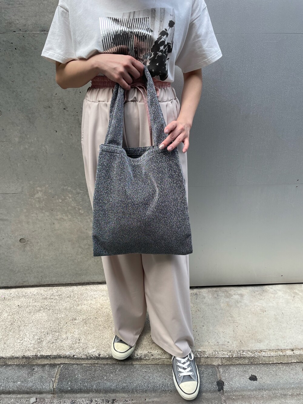 ベージュ系のその他パンツ、シルバー系のトートバッグ、シルバー系のTシャツ/カットソーを着用したレディースの春コーディネートの5枚目の写真