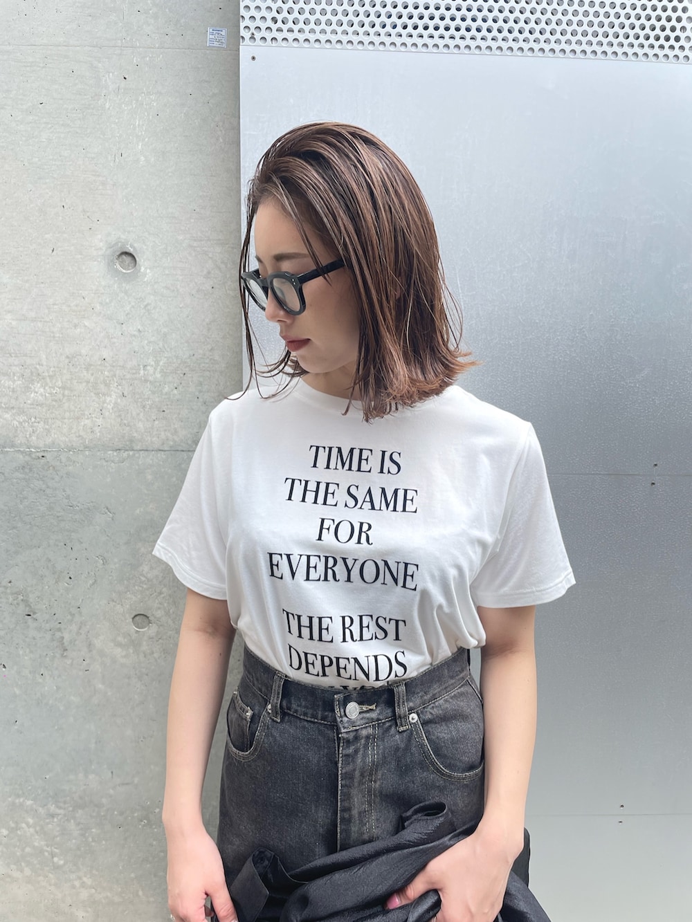 ブラック系のシャツ/ブラウス、ブラック系のデニムパンツ、ブラック系のスニーカーを着用したレディースの春コーディネートの6枚目の写真