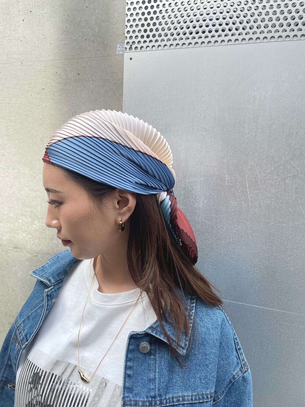 ブルー系のデニムパンツ、ベージュ系のスニーカー、ブルー系のデニムジャケットを着用したレディースの春コーディネートの4枚目の写真