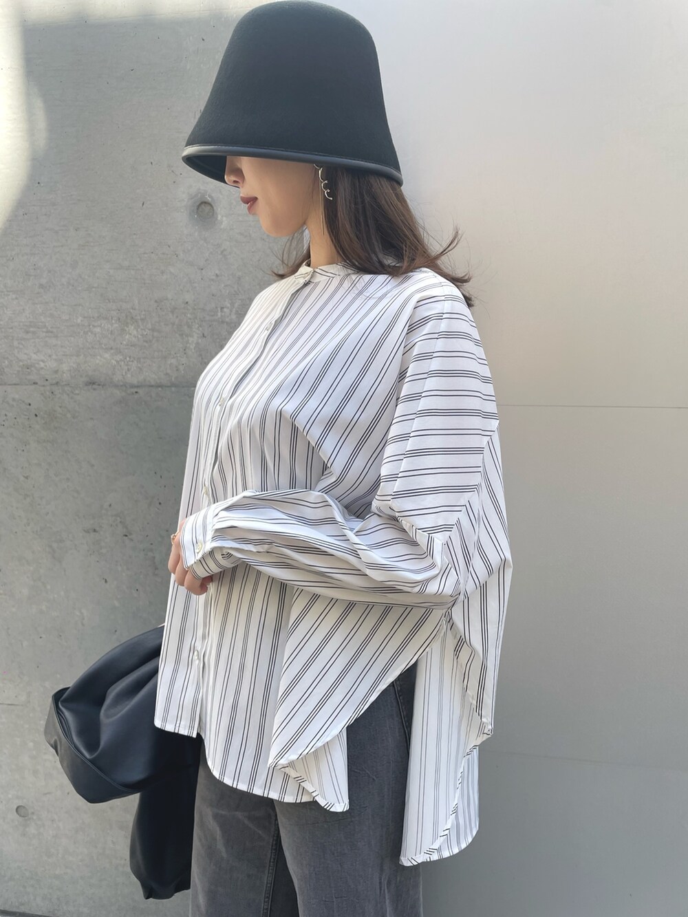 ホワイト系のシャツ/ブラウス、ブラック系のデニムパンツ、ブラック系のブルゾンを着用したレディースの春コーディネートの3枚目の写真