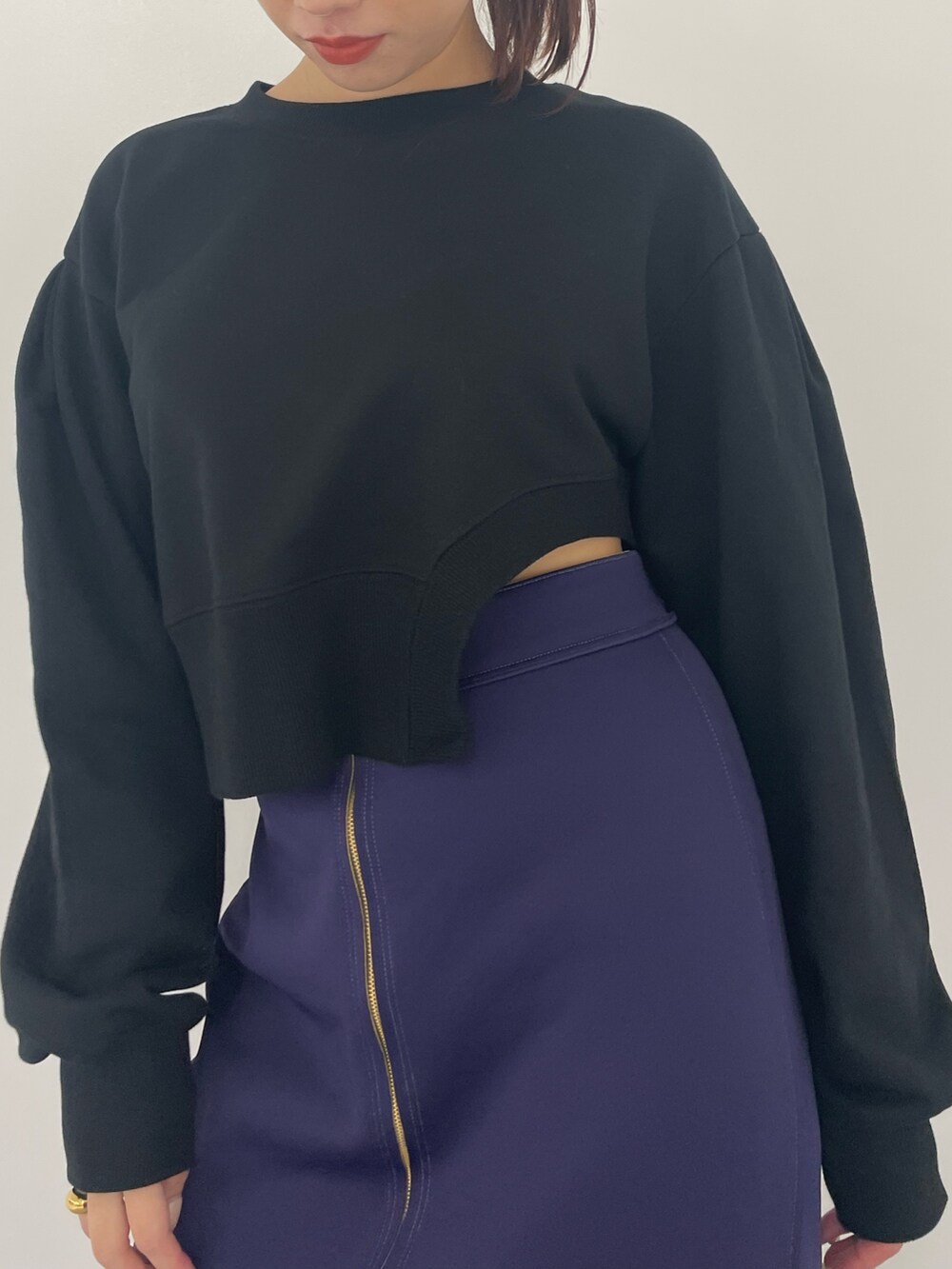 ブラック系のスウェットを着用したレディースの秋コーディネートの8枚目の写真