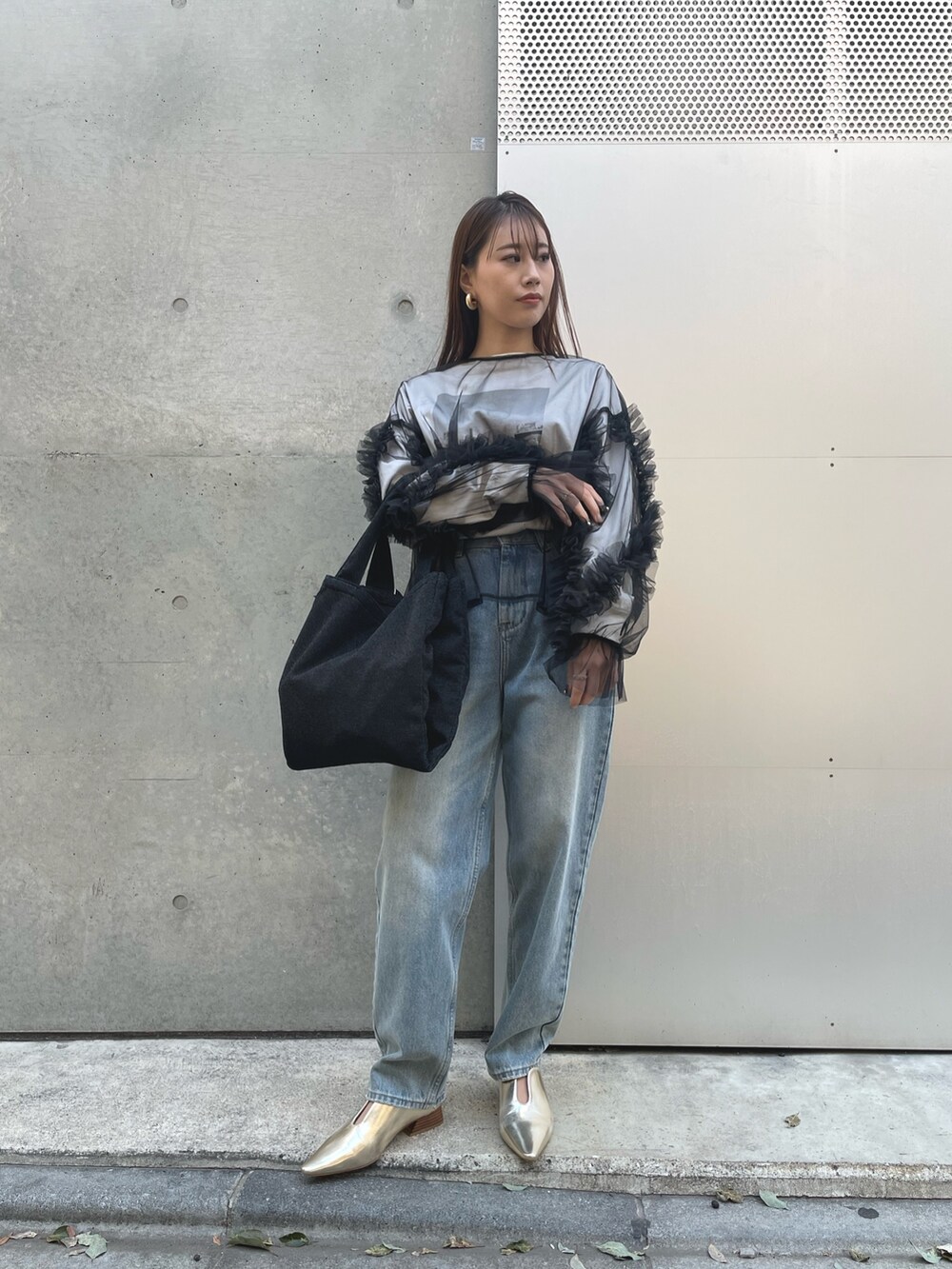 ブラック系のTシャツ/カットソー、ブラック系のトートバッグを着用したレディースの春コーディネートの2枚目の写真