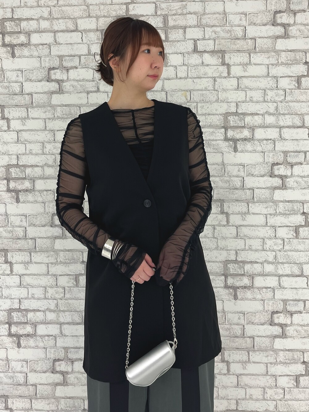 ブラック系のTシャツ/カットソー、ブラック系のベスト、グレー系のその他パンツを着用したレディースの春コーディネートの3枚目の写真