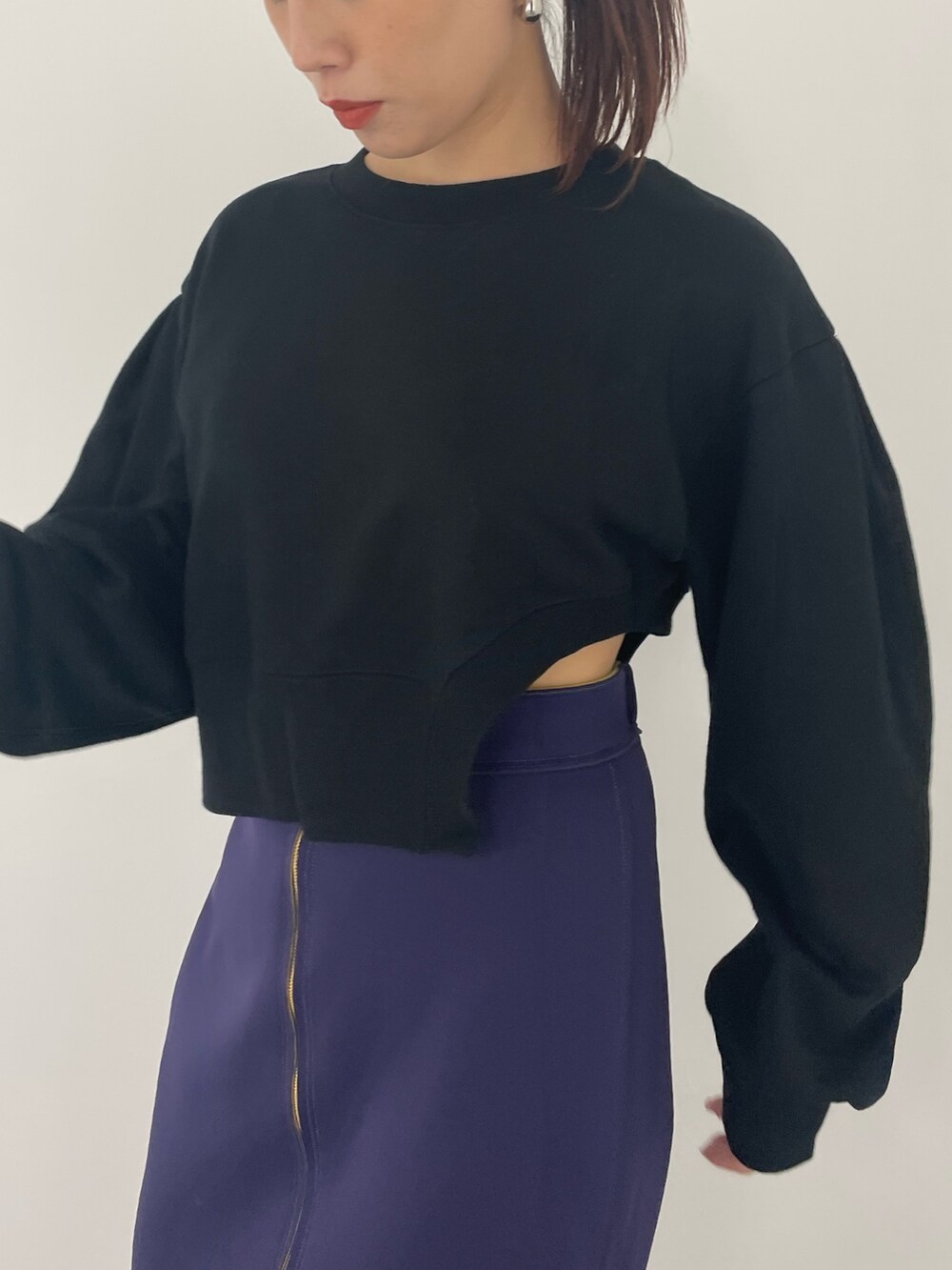 ブラック系のスウェットを着用したレディースの秋コーディネートの7枚目の写真