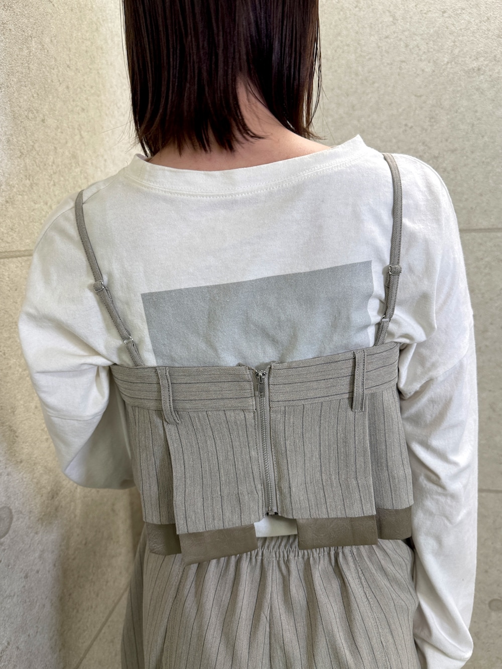 ベージュ系のキャミソール、ベージュ系のその他パンツを着用したレディースの春コーディネートの3枚目の写真