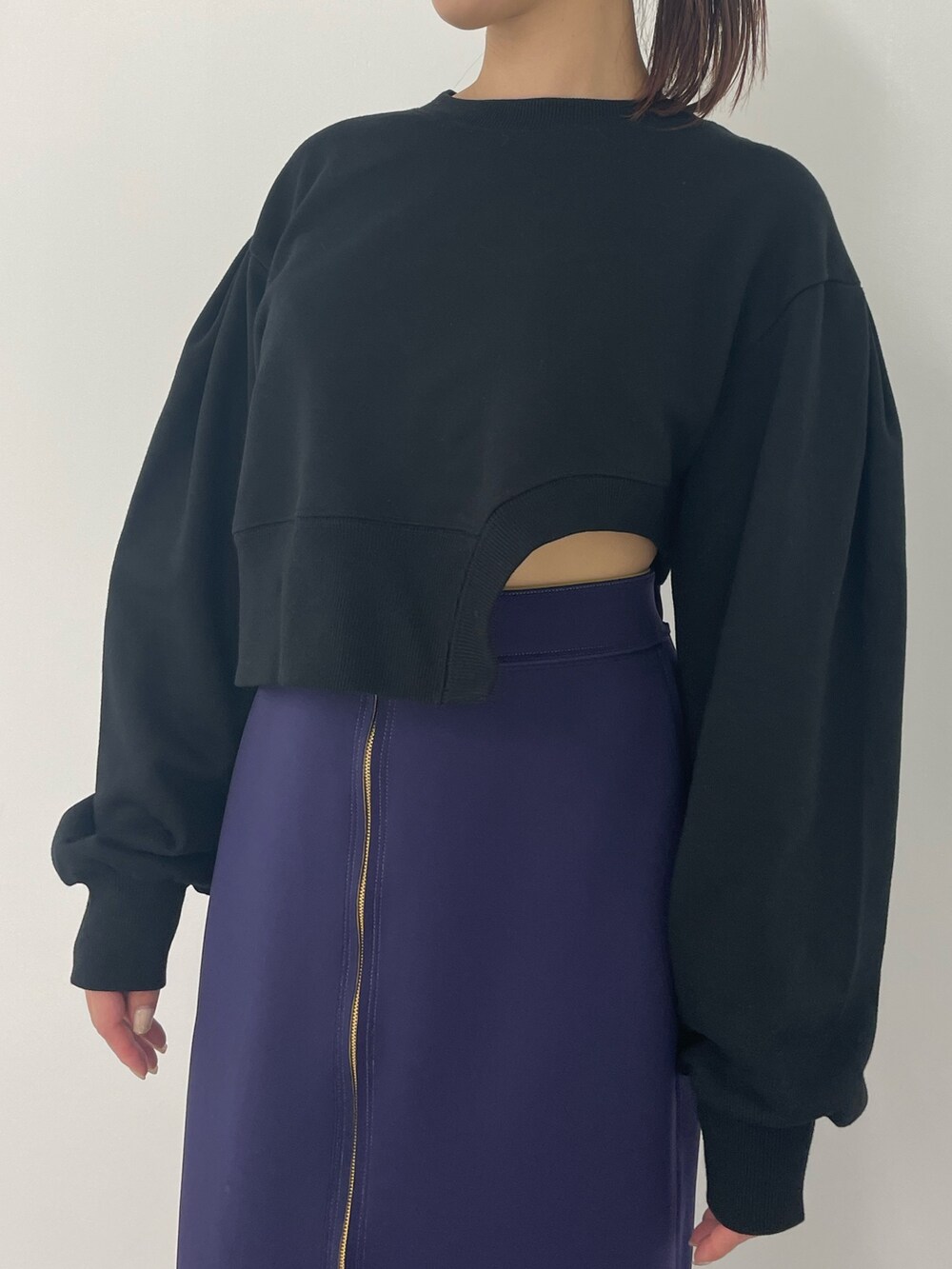 ブラック系のスウェットを着用したレディースの秋コーディネートの6枚目の写真