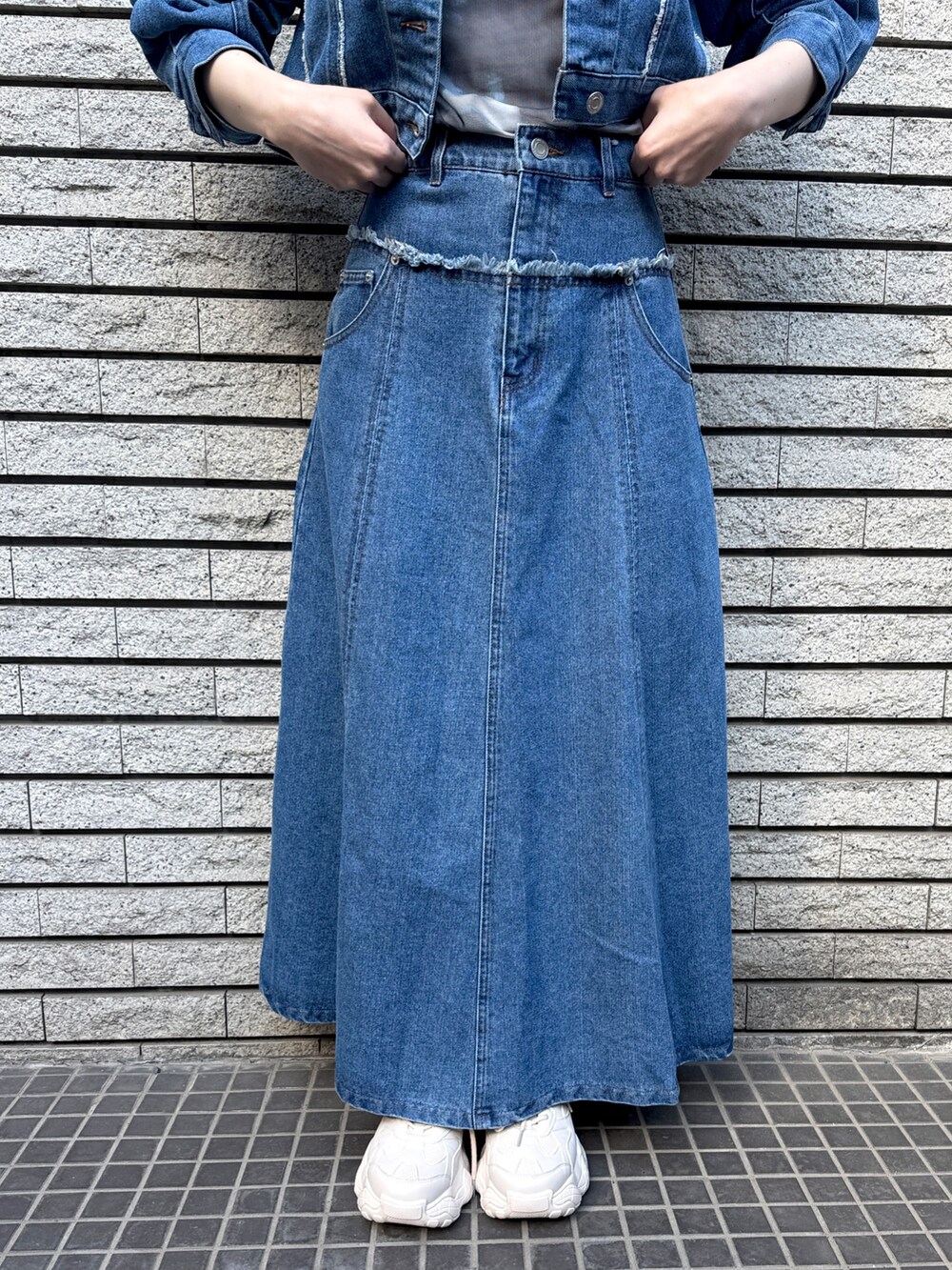 「デニムシャツ、春色、春めき満開コーデ、デニムジャケット、休日スタイル、デートコーデ、お出かけコーデ、プチプラ、大人カジュアル、シンプルスタイル、オトナ女子、ラクチンコーデ、ゆるコーデ、おでかけコーデ、キレイめ」｜「Settimissimoのタックスリーブ ショート丈 デニム Gジャン（デニムジャケット、ブルー系）」を使った、Settimissimoさん（骨格ウェーブ・レディース・162cm）の春コーディネートの3枚目の写真