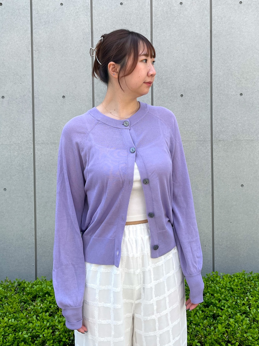 パープル系のカーディガン/ボレロ、ホワイト系のその他パンツを着用したレディースの春コーディネートの3枚目の写真