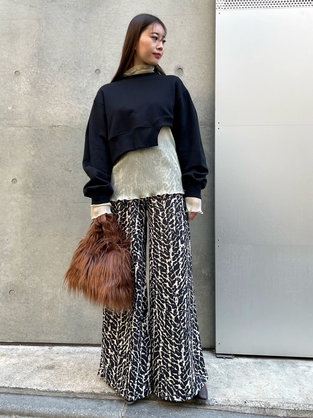 ブラウン系のハンドバッグ、ゴールド系のTシャツ/カットソー、ブラック系のその他パンツを着用したレディースの冬コーディネートの4枚目の写真