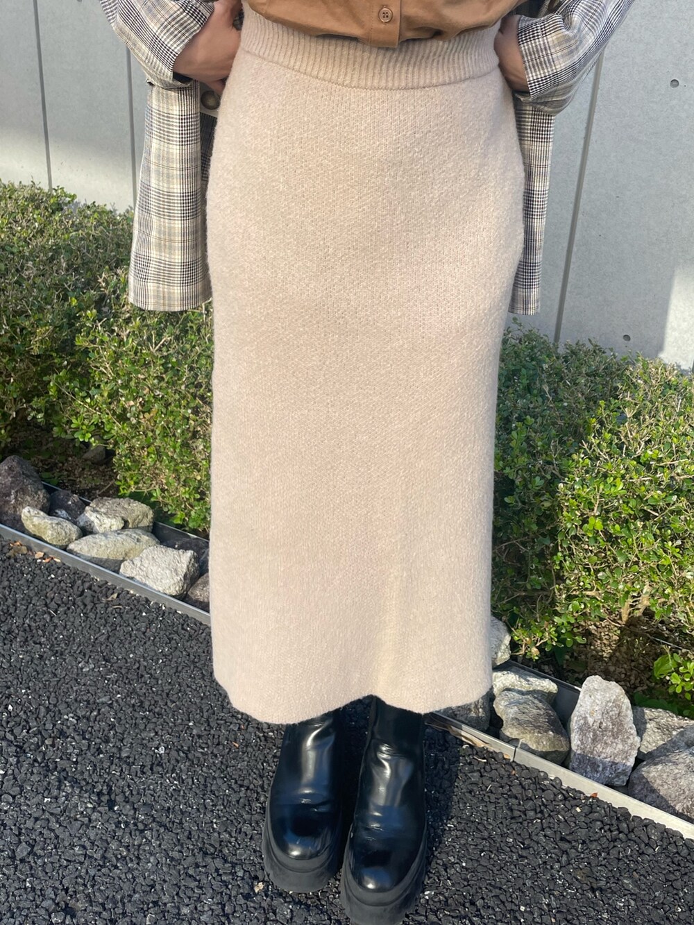 「ニット、淡色コーデ、チェックジャケット、チェック柄、ジャケット、ニットスカート、settimissiomo表参道、Settimissimo、ブーツ、ブラウン、ブラウン色に染まれ、秋冬コーデ、着回しコーデ、オトナ女子、お洒落さんとつながりたい」｜「Settimissimoのチェック2ボタンテーラードジャケット（テーラードジャケット、ホワイト系）」を使った、Settimissimoさん（レディース・160cm）の冬コーディネートの8枚目の写真
