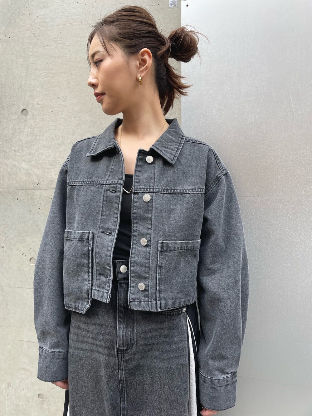 ブラック系のデニムジャケット、ブラック系のキャミソールを着用したレディースの春コーディネートの2枚目の写真