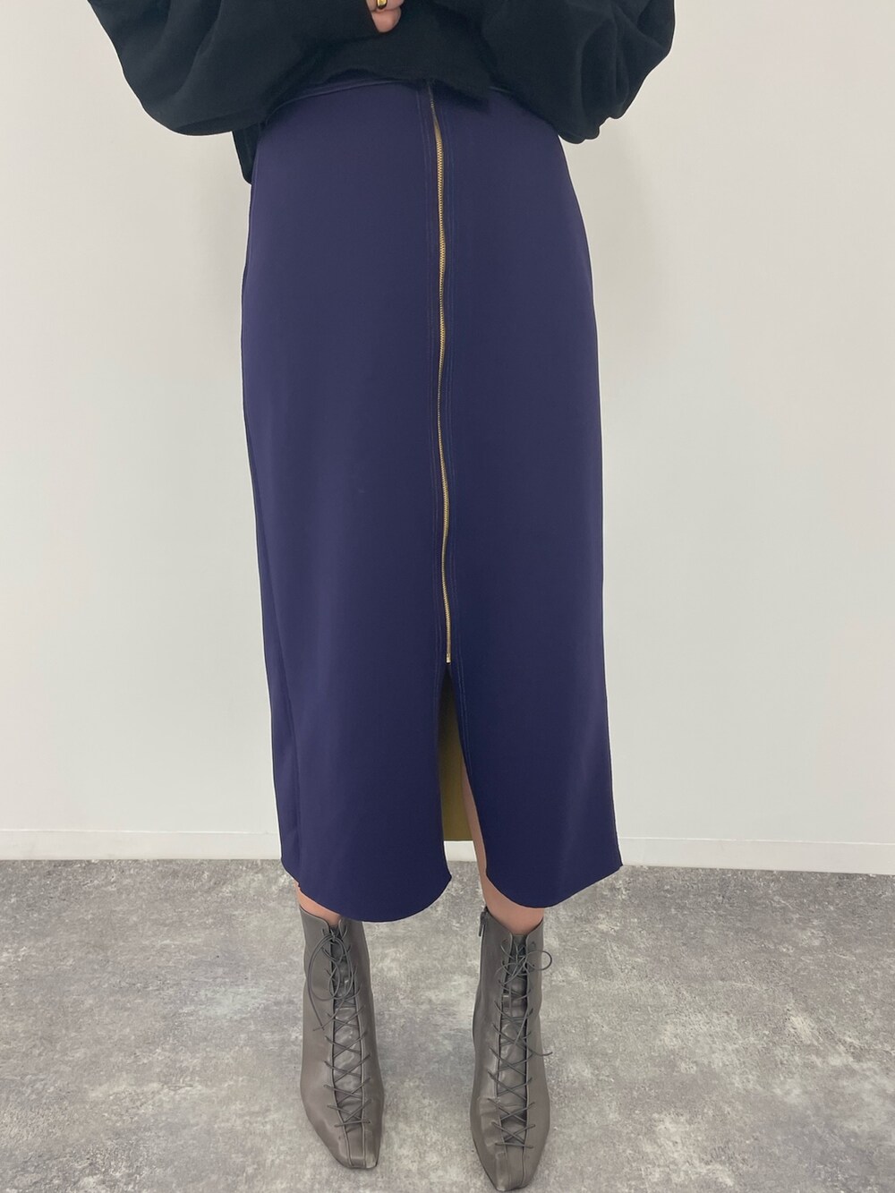 ブラック系のスウェットを着用したレディースの秋コーディネートの10枚目の写真