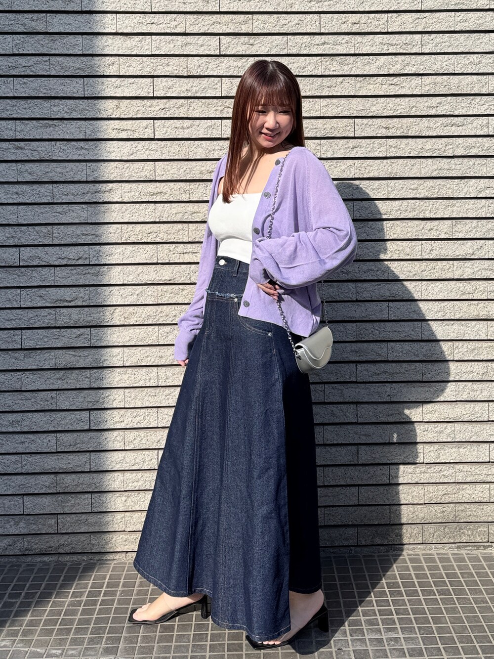 パープル系のカーディガン/ボレロ、ブルー系のスカートを着用したレディースの春コーディネートの5枚目の写真