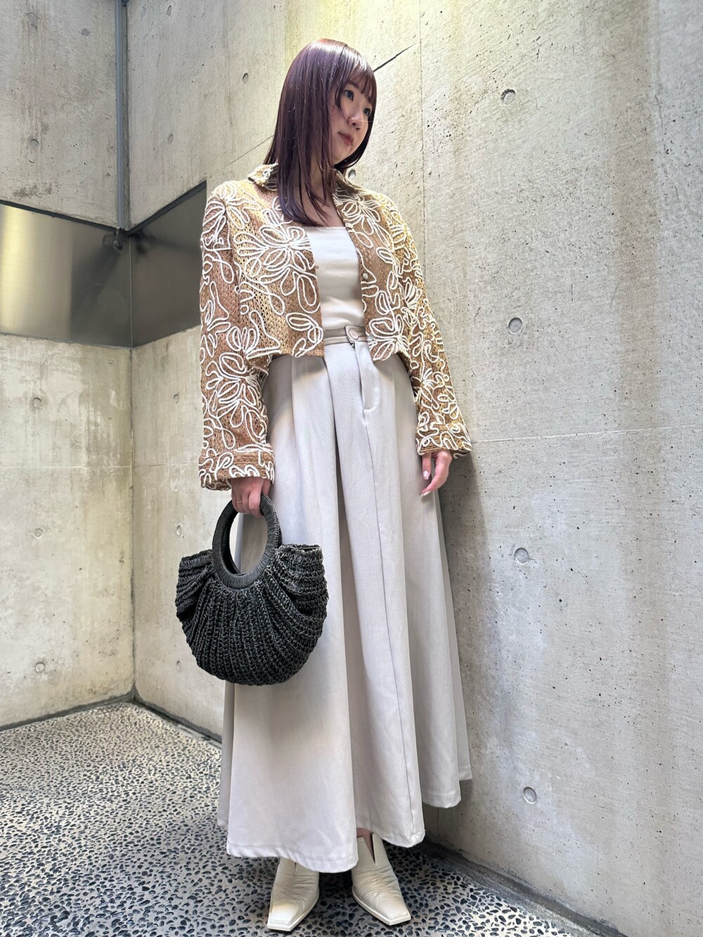 ブラウン系のシャツ/ブラウスを着用したレディースの春コーディネートの2枚目の写真