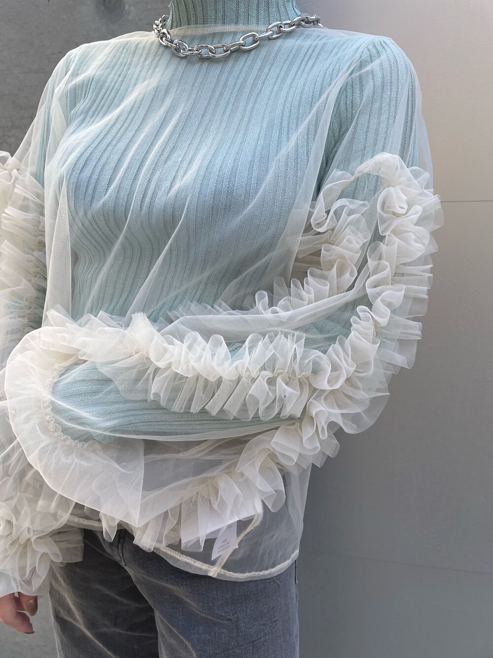 ホワイト系のTシャツ/カットソー、グリーン系のTシャツ/カットソー、ブラック系のデニムパンツを着用したレディースの春コーディネートの4枚目の写真