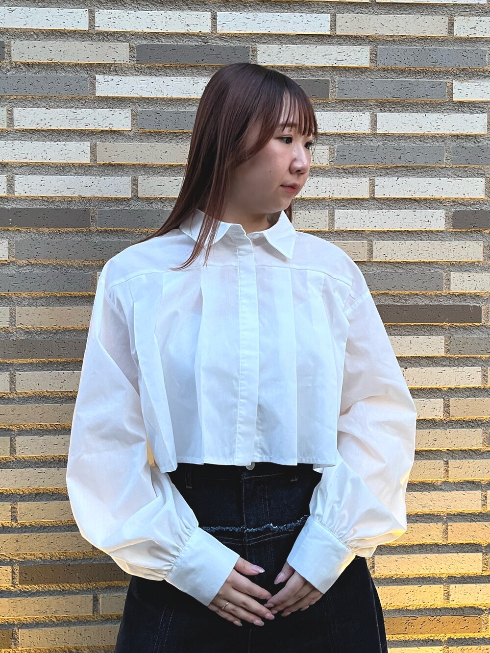 ホワイト系のシャツ/ブラウス、ブルー系のスカートを着用したレディースの春コーディネートの3枚目の写真