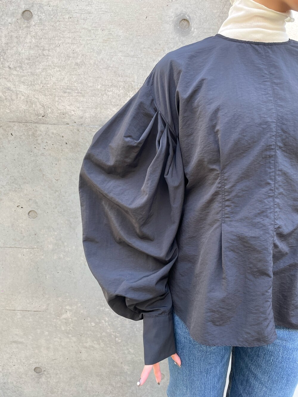 ブルー系のデニムパンツ、ホワイト系のTシャツ/カットソーを着用したレディースの春コーディネートの3枚目の写真